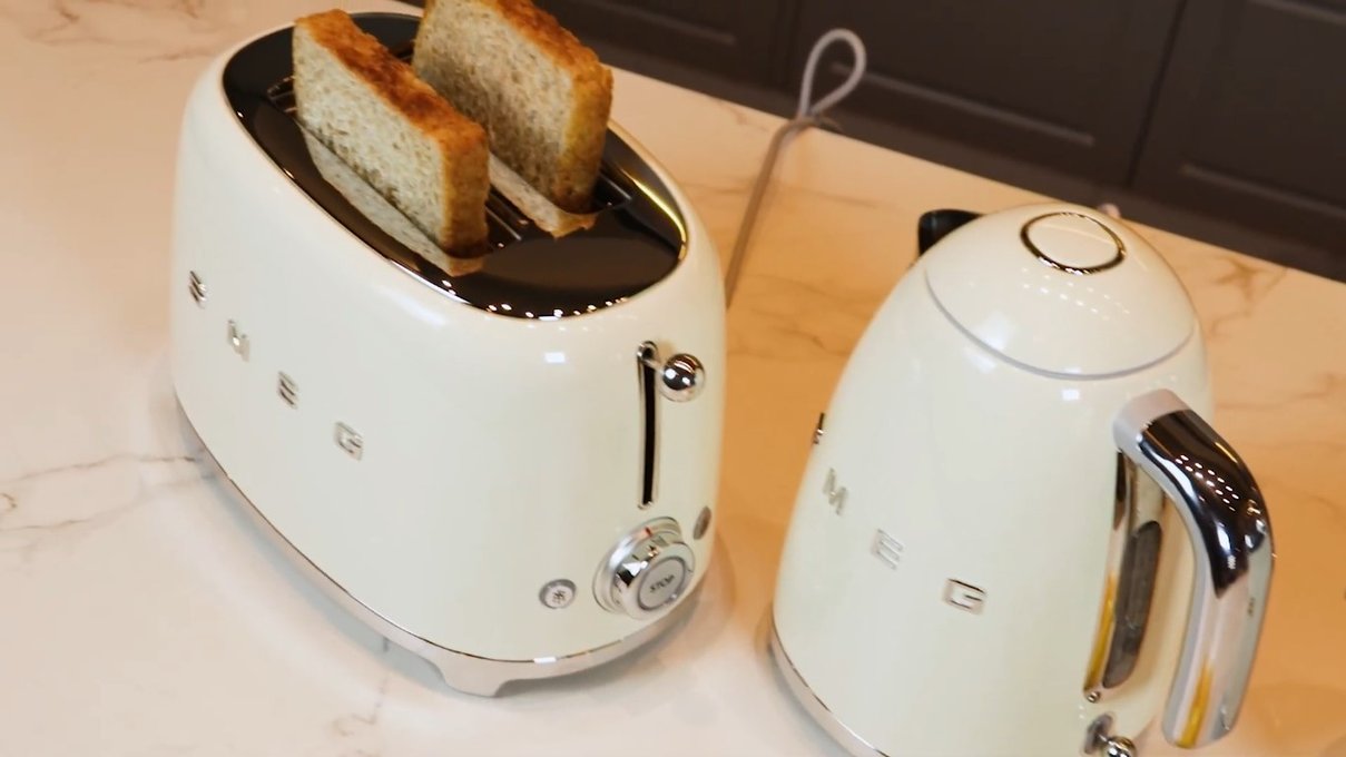 Cojunto Chaleira e Torradeira Creme 3