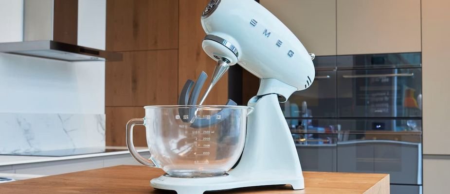 Guia da batedeira retrô: o que é, design, função e por que transforma a sua cozinha em um ambiente mais funcional