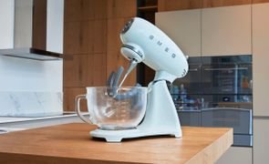 batedeira planetária smeg em cima de bancada
