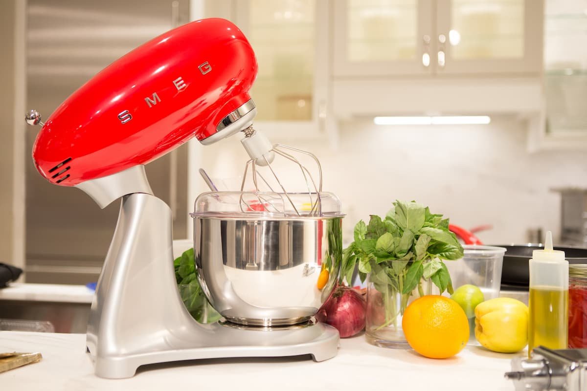 batedeira retro smeg ao lado de ingredientes na bancada