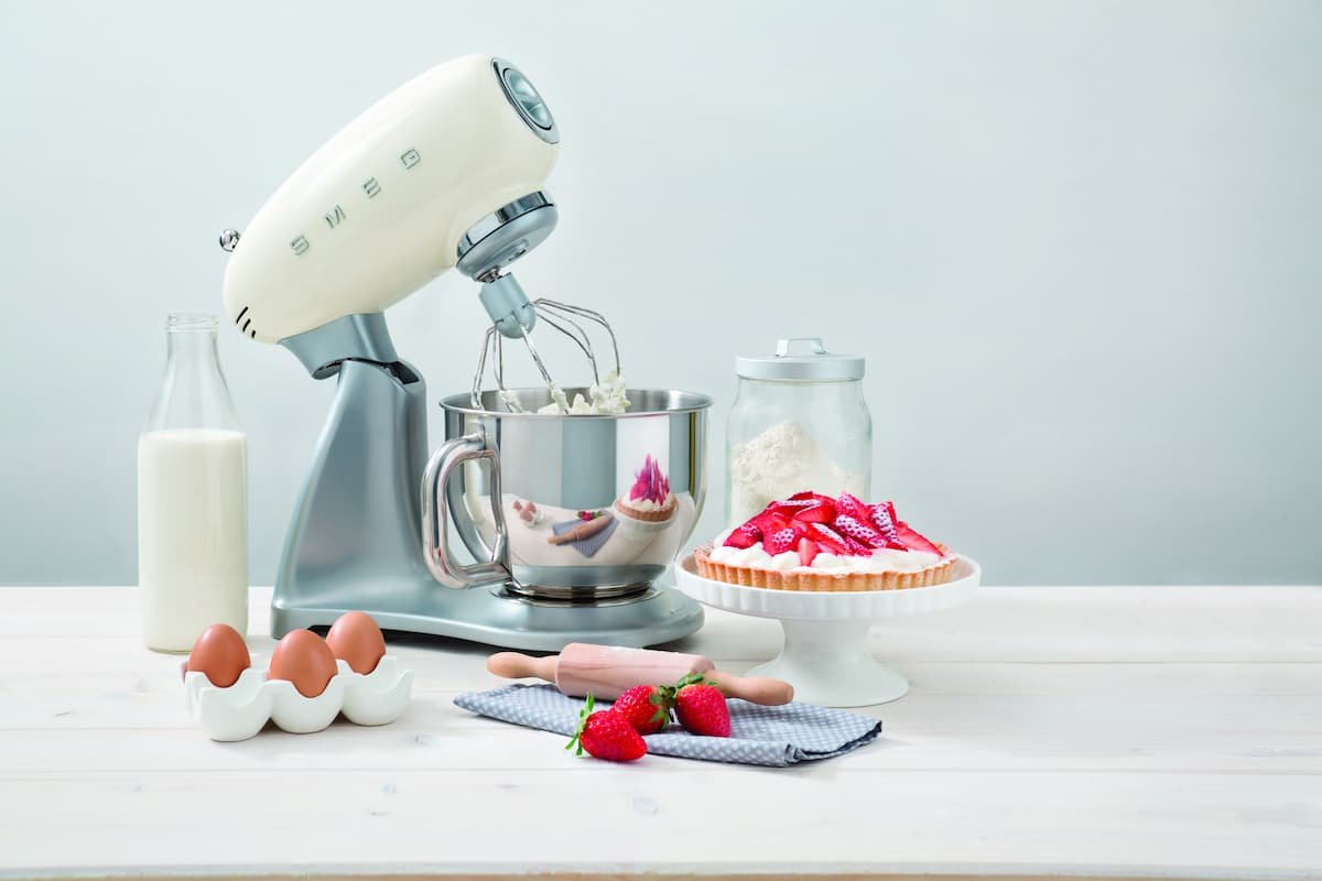 batedeira planet&aacute;ria smeg junto a ingredientes em cima de bancada