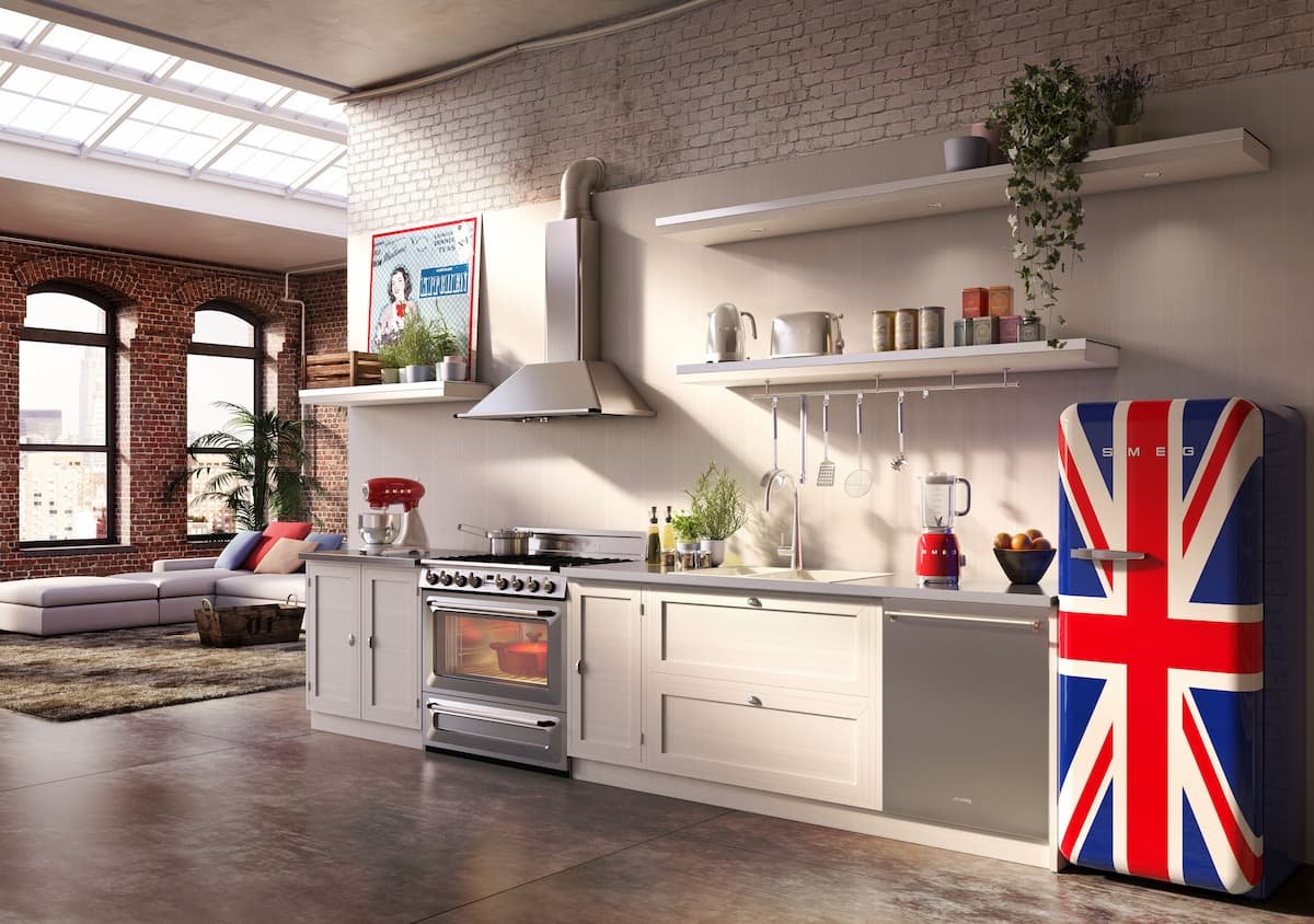 cozinha planejada com eletrodom&eacute;sticos smeg