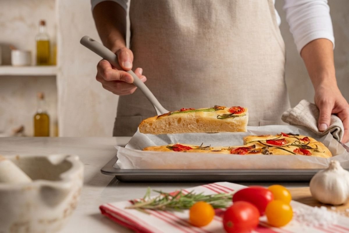 servindo focaccia italiana