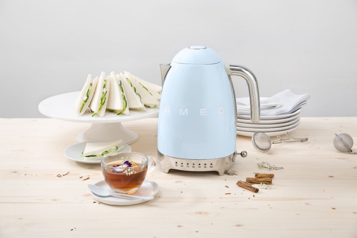 chaleira eletrica azul smeg