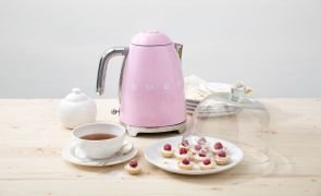 chaleira elétrica rosa smeg