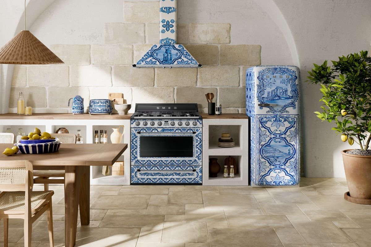 cozinha com eletrodomesticos smeg e dolce gabanna