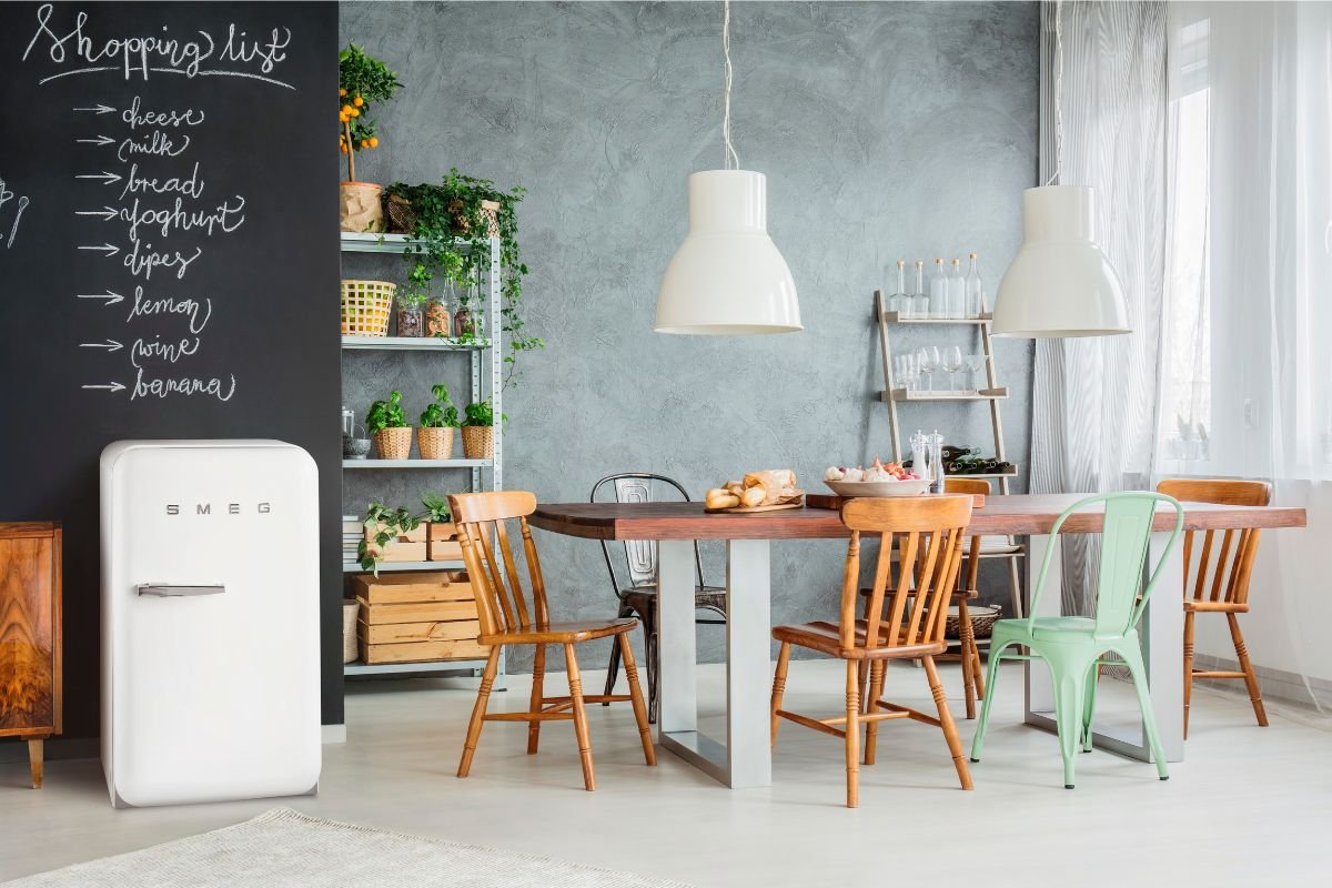 ambiente de casa com frigobar smeg