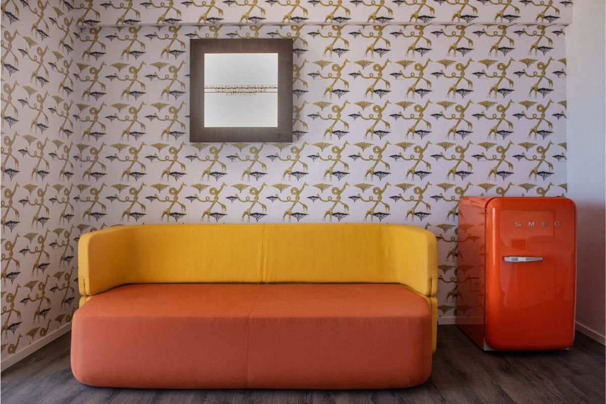 sala de casa com estofado e frigobar smeg laranja