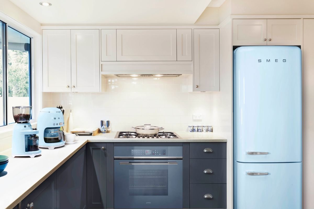 cozinha com eletrodomesticos smeg na cor azul