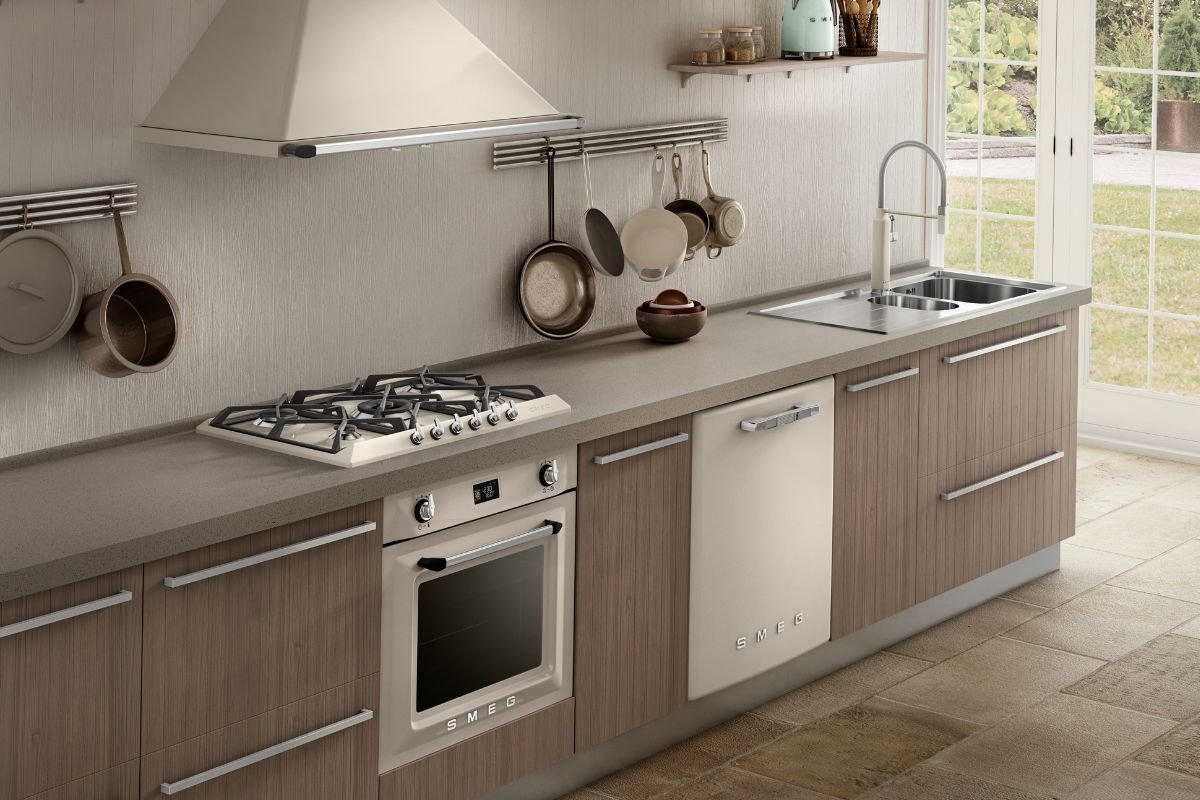 cozinha com eletrodomesticos smeg