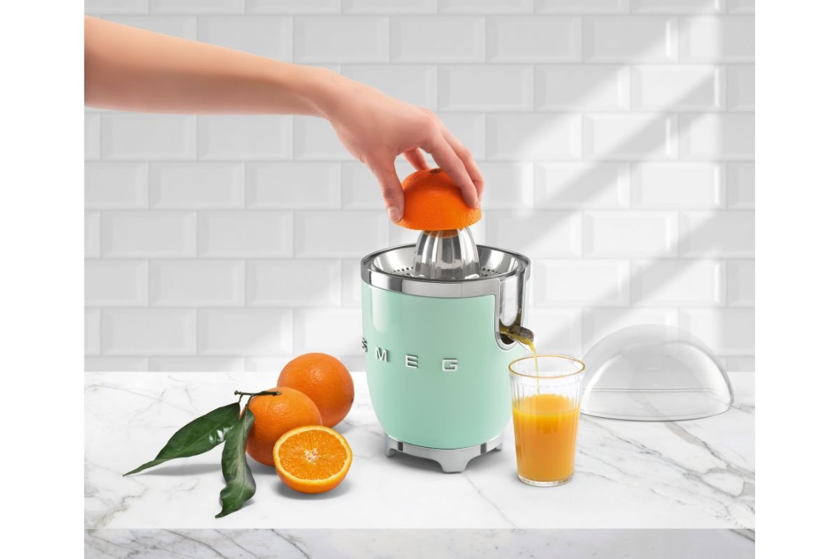 espremendo laranja com espremedor smeg