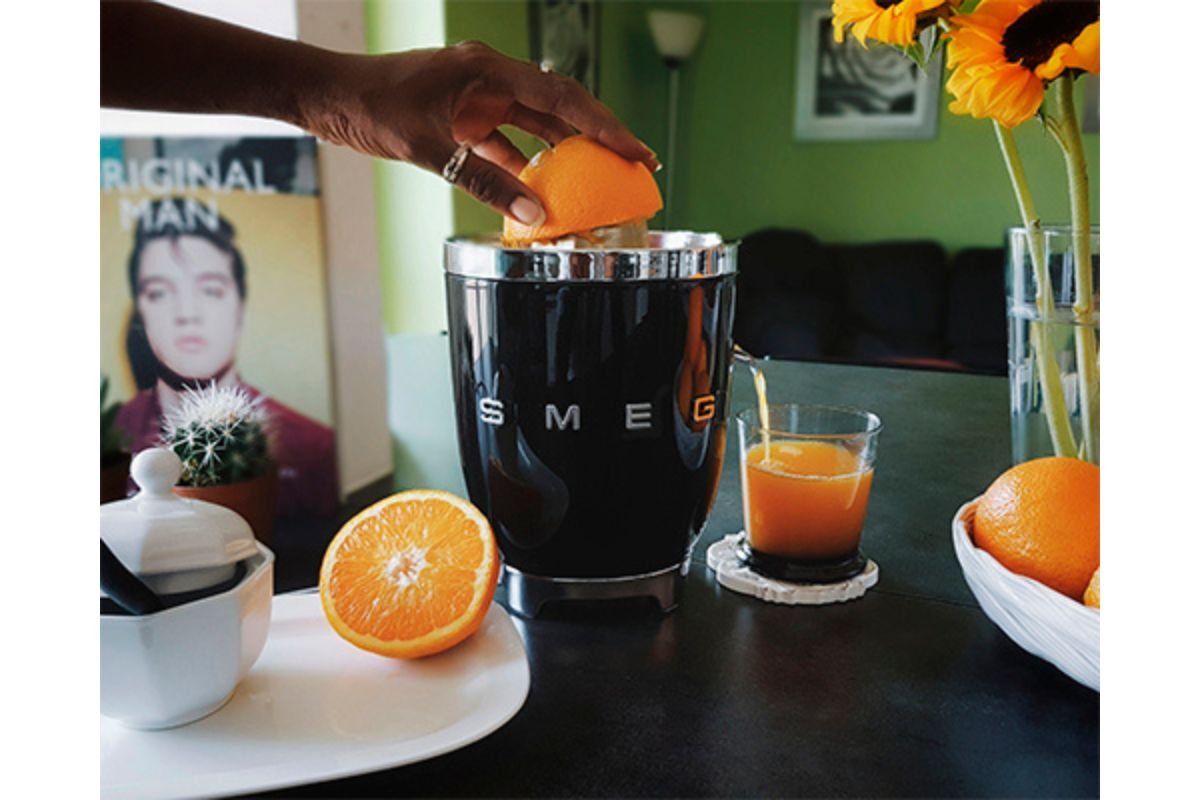 fazendo suco natural de laranja com espremedor smeg